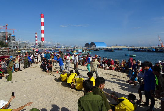 Cty Nhhiệt điện Vĩnh Tân tổ chức trò chơi trên biển thu hút đông đảo sự tham gia của địa phương