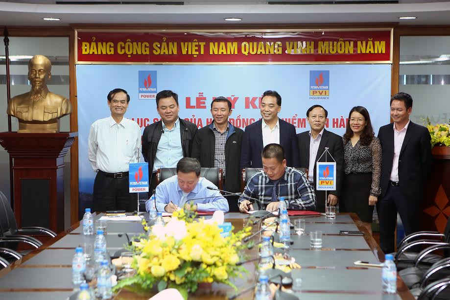 Phó Tổng giám đốc PV Power Phạm Xuân (trái) và Phó Tổng Giám đốc Tổng Công ty Bảo hiểm PVI Phạm Anh Đức ký kết hợp đồng