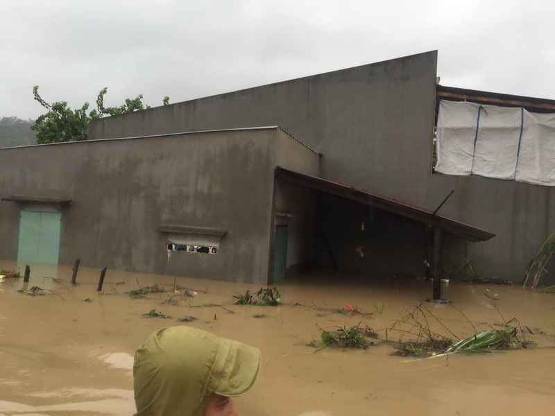 Nước lũ khiến hàng nghìn ngôi nhà của người dân Bình Định bị chìm sâu trong nước