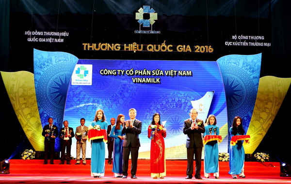 Phó Thủ tướng Tường trực Chính phủ Trương Hòa Bình trao biểu trưng Thương hiệu Quốc gia năm 2016 cho đại diện Vinamilk