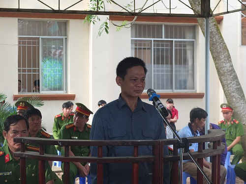 Bị cáo Nguyễn Văn Cang trả lời thẩm vấn của Hội đồng xét xử.