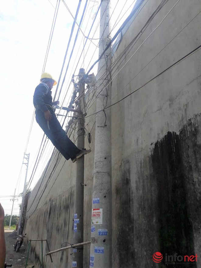 Nhân viên điện lực sửa chữa đường dây điện sau khi xảy ra sự cố
