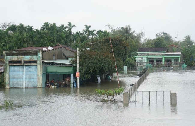 Mưa đã giảm nhưng một số nơi tại Quảng Ngãi vẫn bị ngập nặng