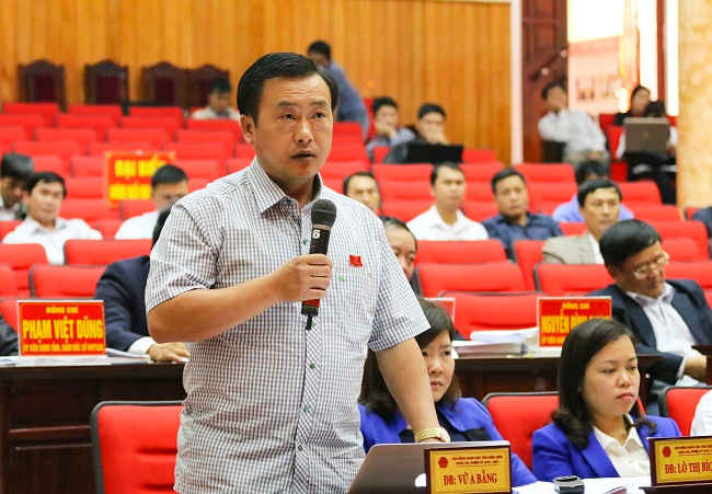Đại biểu đặt câu hỏi chất vấn tại phiên họp ngày 8/12 kỳ họp thứ 4, HĐND tỉnh Điện Biên khóa XIV.