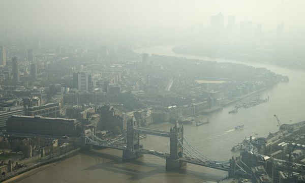 Các nhà vận động đánh giá cao kế hoạch tăng gấp đôi chi phí xử lý ô nhiễm không khí nhưng một số người kêu gọi thị trưởng London, ông Sadiq Khan cần mở rộng kế hoạch này và cấm xe diesel. Ảnh: Alastair Grant/AP
