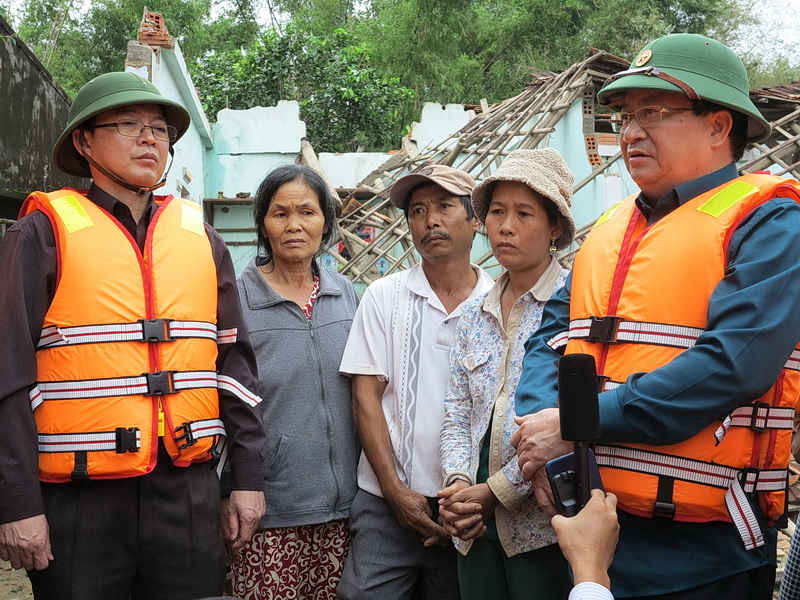 Phó Thủ tướng Trịnh Đình Dũng thăm hỏi, động viên bà con vùng rốn lũ Bình Định