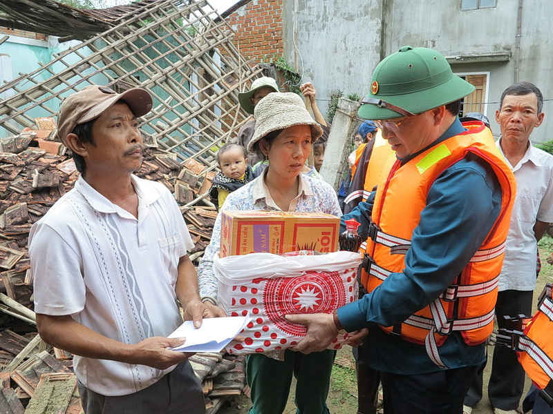 Phó Thủ tướng tặng quà các gia đình có nhà bị sập