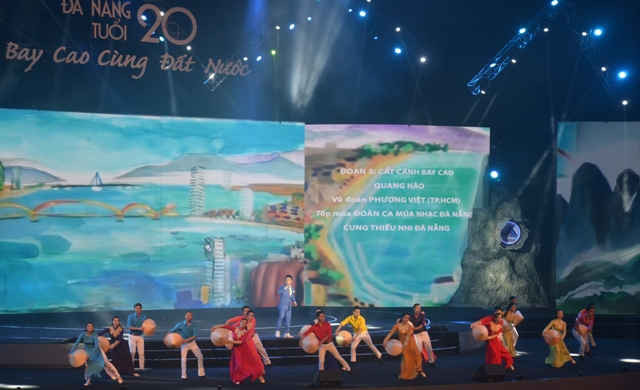 Ca sĩ đất Quảng Quang Hào (Á quân Sao Mai 2005, Đoàn ca múa nhạc TP. Đà Nẵng) đang thể hiện ca khúc “Cất cánh bay cao”