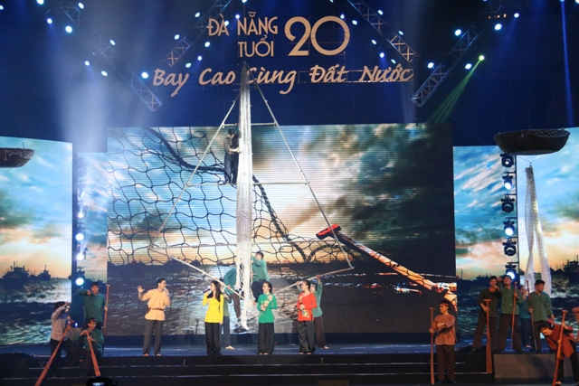 Diễn viên - ca sĩ Quý Bình và nhóm Mây Trắng với nhạc cảnh 