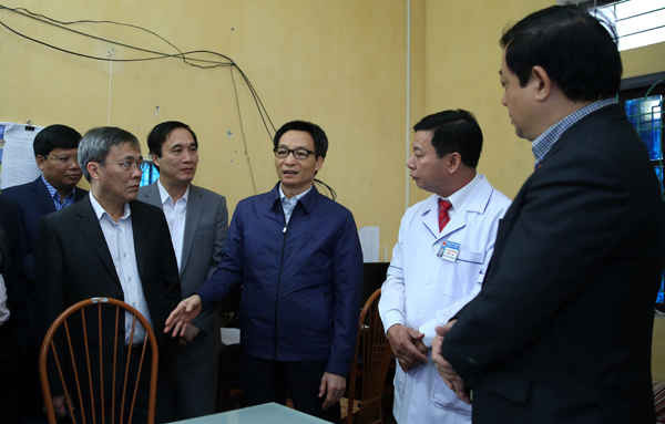 Phó Thủ tướng Vũ Đức Đam trao đổi với lãnh đạo tỉnh Phú Thọ, Bảo hiểm xã hội Việt Nam, Bộ Y tế tại trạm y tế xã Yên Tập, huyện Cẩm Khê