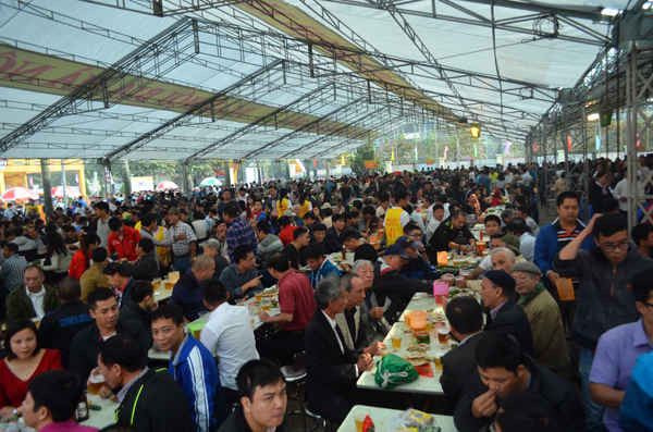 Hàng nghìn người dân yêu thích bia Hà Nội tới tham dự ngày hội