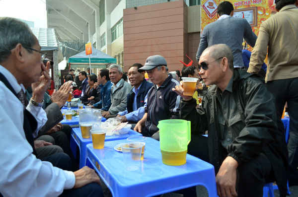 Từ 9h sáng dòng người đổ về phía sân vận động Quần Ngựa ngày càng đông để thưởng thức bia Hà Nội