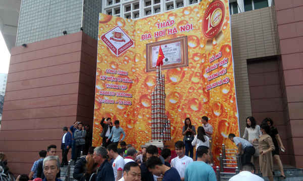 Habeco đã từng tạo ra kỷ lục về “Mô hình lon bia lớn nhất Việt Nam” nay là “Tháp két bia hơi Hà Nội cao nhất Việt Nam”.