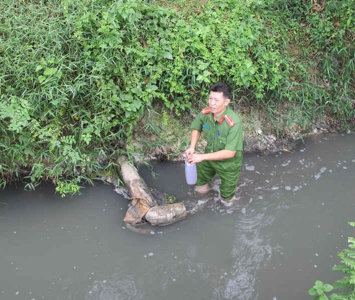 Cảnh sát môi trường Công an Tây Ninh lấy mẫu nước xả thải của Công ty TNHH SXTM Cẩm Vân.
