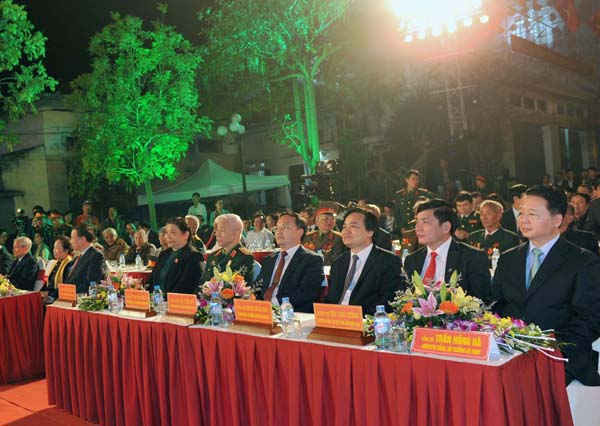 Bộ trưởng Bộ TN&MT Trần Hồng Hà (bìa phải) dự đêm hội 