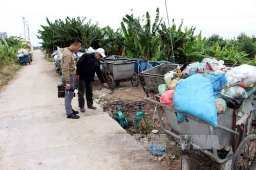 Quanh khu vực Xí nghiệp xử lý nước Quảng Yên có nhiều bãi rác thải bốc mùi hôi thối. 