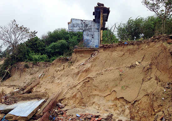1 khu vực Cửa Lở, thôn Bình Trung, xã đảo Tam Hải bị sóng biển làm sạt lở nghiêm trọng