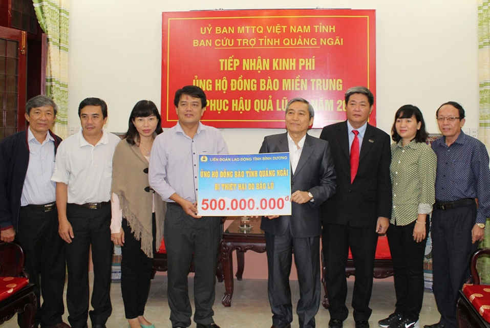 Chủ tịch Liên đoàn Lao động tỉnh Bình Dương Bùi Thanh Nhân đã trao bảng tượng trưng hỗ trợ số tiền 500 triệu đồng để góp phần giúp nhân dân tỉnh Quảng Ngãi khắc phục hậu quả sau lũ lụt