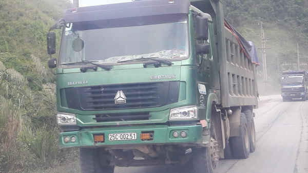 Đoàn xe tải hạng nặng chở cát từ huyện Văn Bàn sang huyện Than Uyên, tỉnh Lai Châu đang hàng ngày phá nát QL 279. 