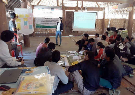 Tập huấn viên Quỹ Bảo vệ và Phát triển rừng tỉnh Kon Tum hướng dẫn người dân cách quản lý và sử dụng tiền DVMTR