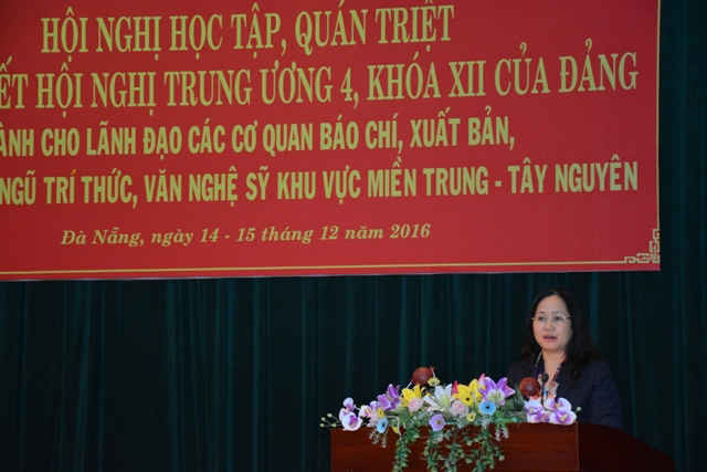 Bà Lâm Phương Thanh- Ủy viên Trung ương Đảng, Phó Trưởng Ban Tuyên giáo Trung phát biểu chỉ đạo Hội nghị