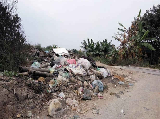 Bãi rác tự phát nằm ngay trong khu dân cư