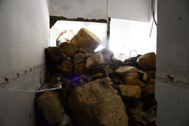 Những tảng đá lớn trong gian bếp nhà bà Phạm Thị Hạnh