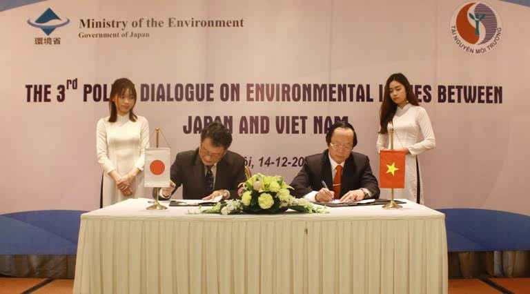 Thứ trưởng Bộ Tài nguyên và Môi trường Việt Nam Võ Tuấn Nhân và Thứ trưởng Bộ Môi trường Nhật bản Shigemoto Kajihara đã cùng ký Bản ghi nhớ hợp tác giữa 2 Bộ giai đoạn 2017 - 2019