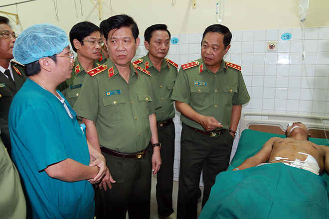 Thượng tướng Phạm Dũng và Trung tướng Nguyễn Văn Sơn thăm hỏi, động viên cán bộ công an bị thương