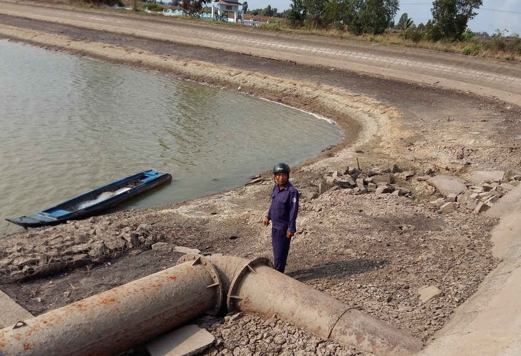 Người dân đên nhà máy lấy nước ngọt sinh hoạt. Hồ chứa nước của Công ty cấp nước khô cạn vì nước bị nhiễm mặn không thể lấy vào hồ chứa
