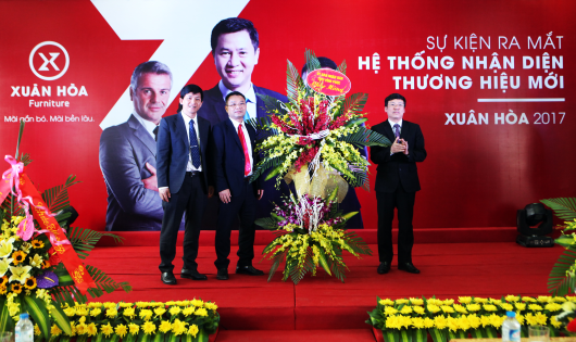 Phó Chủ tịch tỉnh Vĩnh Phúc - Ông Lê Duy Thành chúc mừng CTCP Xuân Hòa tại Sự kiện ra mắt hệ thống nhận diện thương hiệu mới