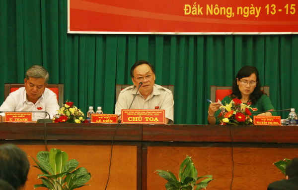Ông Lê Diễn – Bí thư Tỉnh ủy, Chủ tịch HĐND tỉnh yêu cầu các sở, ngành làm rõ các vấn đề mà đại biểu quan tâm