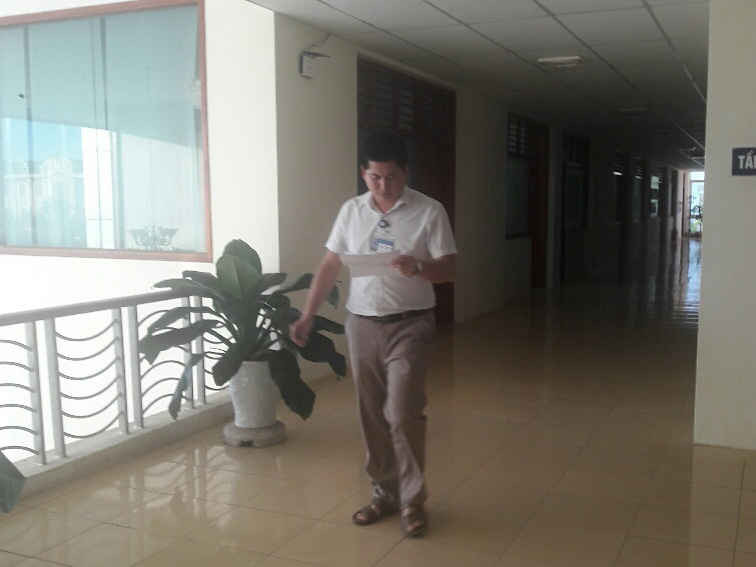 Ông Nguyễn Xuân Trường, Chánh văn phòng UBND huyện Mộc Châu bỏ đi sau khi nói mấy câu với PV