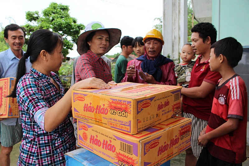 Toàn bộ mỳ tôm trên địa bàn được huy động để cứu trợ khẩn cấp người dân vùng lũ Bình Định.