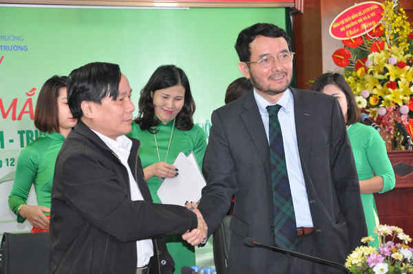 Tổng Biên tập Hoàng Văn Thành ký kết hợp tác với đối tác