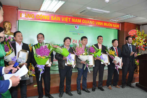 Tổng Biên tập Hoàng Văn Thành trao giấy chứng nhận cho các đơn vị tài trợ