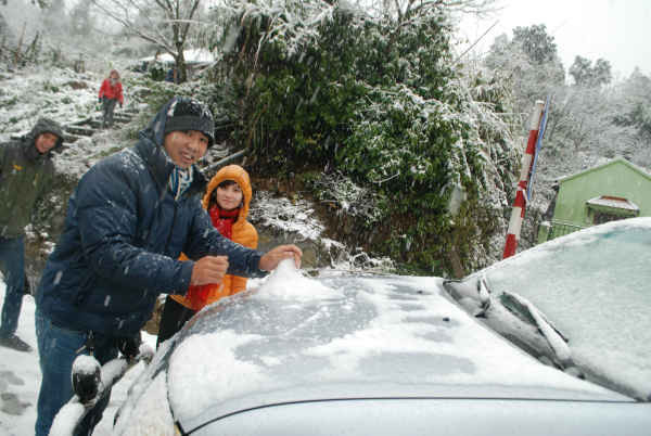 Du khách thích thú vui đùa cùng tuyết Sa pa đầu năm 2013