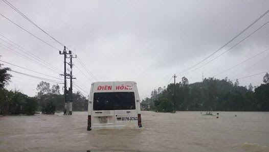Quốc lộ 19, đoạn qua huyện Phú Phong (Bình Định) đã bị nước lũ tràn qua, gây ách tắc cục bộ