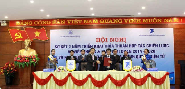 Lãnh đạo UBND tỉnh Lào Cai và Tập đoàn VNPT ký kết biên bản ghi nhớ về việc thực hiện thỏa thuận hợp tác chiến lược Viễn thông và CNTT cả giai đoạn 2014 - 2020 và giai đoạn 2017 - 2018.