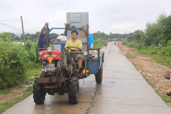 Người dân di dời tài sản, gia súc gia cầm đến nơn an toàn.