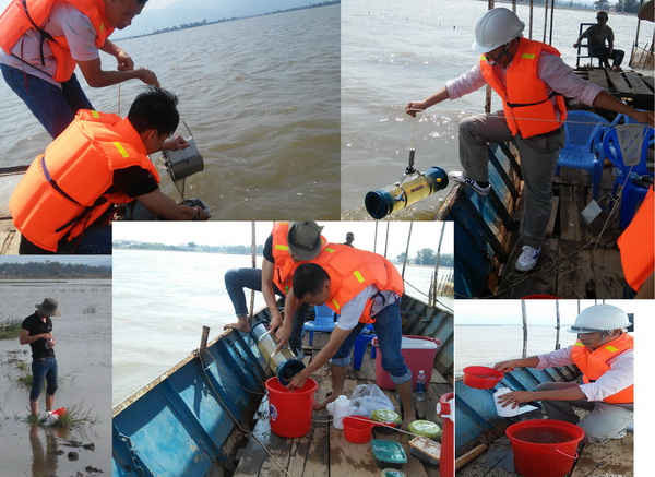 Nhân viên kỹ thuật Trung tâm quan trắc và phân tích môi trường Đắk Lắk Lấy mẫu nước tại hồ Lắk.
