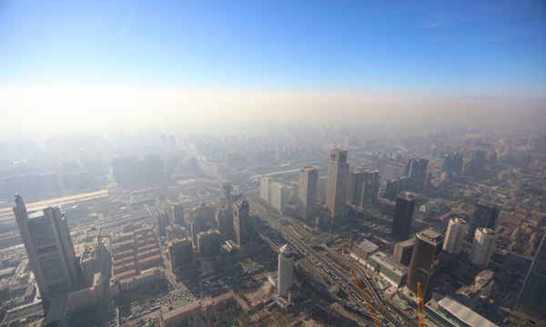Hình ảnh về Trung Quốc Tôn, một tòa nhà chọc trời được xây dựng tại Bắc Kinh cho thấy thành phố Bắc Kinh bị bao phủ trong sương khói dày đặc vào ngày 16/12. Ảnh: VCG qua Getty Images