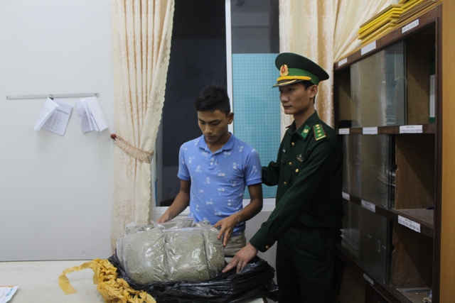 Đối tượng cùng tang vật bị bắt giữ tại Biên phòng Cửa khẩu Cảng Đà Nẵng