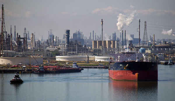 Tàu chở dầu Maria xuất khỏi cảng Corpus Christi sau khi xả dầu thô tại nhà máy lọc dầu Citgo ở Corpus Christi, Texas, Mỹ vào ngày 7/1/2016. Ảnh: Bloomberg Bloomberg qua Getty Images