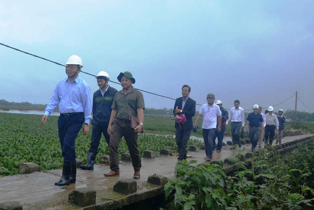 Đoàn công tác Bộ Tài nguyên và Môi trường thị sát tình hình khắc phục mưa lũ tại thôn Hòa Bình