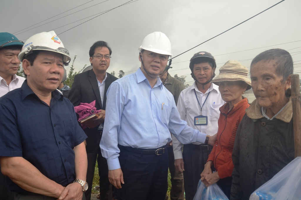 Cũng dịp này, Bộ trưởng Trần Hồng Hà đã chia sẻ những suất quà với những người dân đang gặp khó khăn nhất tại thôn