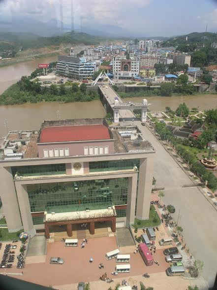 Cửa khẩu quốc tế Lào Cai là điểm đến không thể bỏ qua của du khách khi tới thăm thành phố biên giới Lào Cai