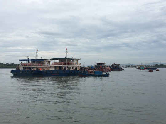 Các sà lan neo đậu tại cảng Hà Lộc để phục vụ công tác điều tra