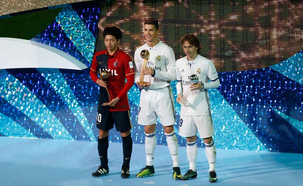 Cristiano Ronaldo giành Quả bóng vàng ở FIFA Club World Cup 2016, trong khi đồng đội Luka Modric đoạt Quả bóng bạc, còn Gaku Shibasaki (Kashima Antlers) là chủ nhân của Quả bóng đồng.