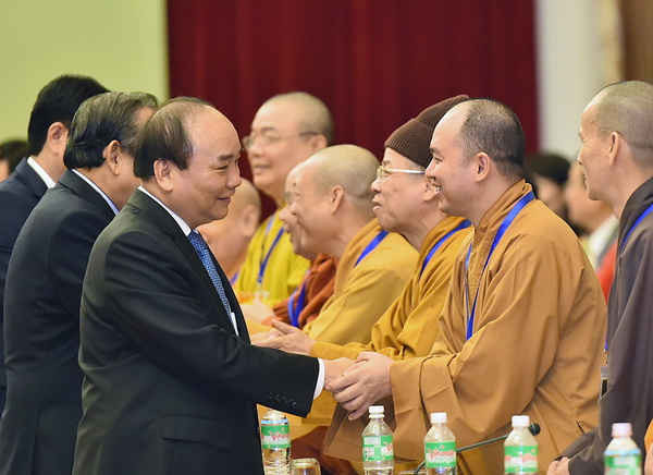 Thủ tướng Nguyễn Xuân Phúc chúc mừng các vị chức sắc tôn giáo dự Hội nghị - Ảnh: Chinhphu.vn
